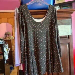 Betsey Johnson L, Mid-thigh length, flares out at waist, 4 gored skirt, stretch